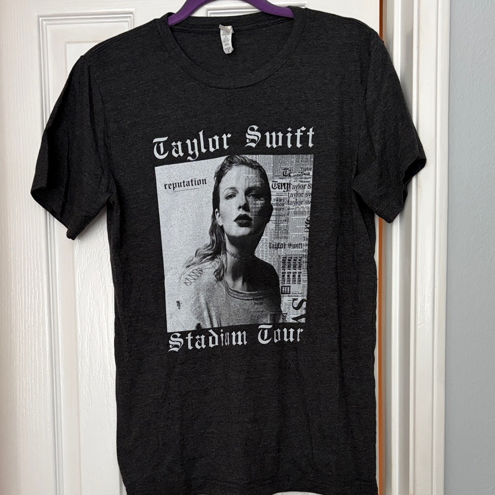 Authentic Taylor Swift Reputation Tour T-shirt - women’s medium